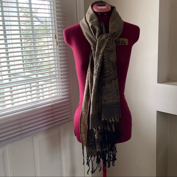 Pashmina tan floral print large scarf, 70% pashmina 30% silk. Used condition. - Picture 7 of 7